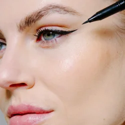 LAVINDE NOTABLE Liquid Eyeliner Black 0,8 ml